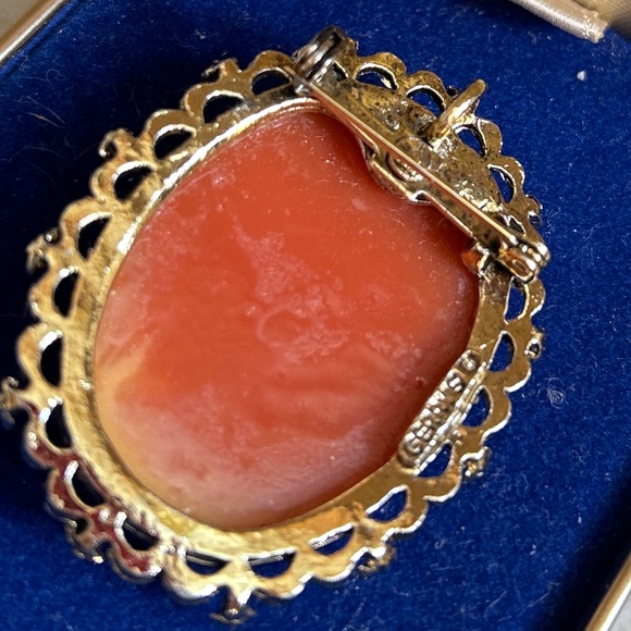 Vintage Rose Cameo Brooch by Gerry’s Jewelry Company - Picture 5 of 10